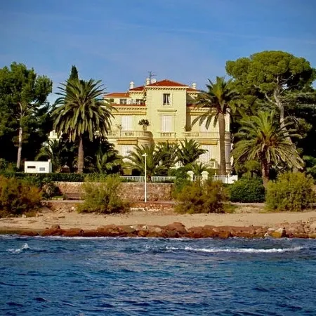 Villa on Côte d'Azur with Beachfront Views