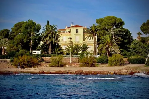 Villa on Côte d'Azur with Beachfront Views