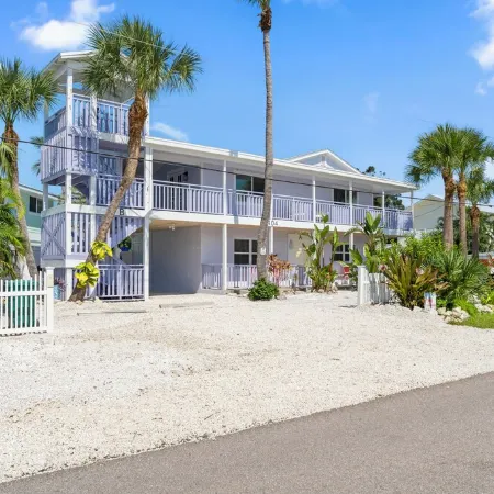 BEST LOCATION! NORTH END OF ANNA MARIA, FL STEPS TO BEACH & DINING -  LOWER UNIT