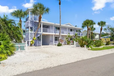 BEST LOCATION! NORTH END OF ANNA MARIA, FL STEPS TO BEACH & DINING - UPPER UNIT Hotel in zona Rod and Reel Pier