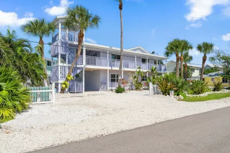 BEST LOCATION! NORTH END OF ANNA MARIA, FL STEPS TO BEACH & DINING - UPPER UNIT