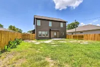 Family-Friendly Texas City Home ~ 15 Min to Kemah Boardwalk!