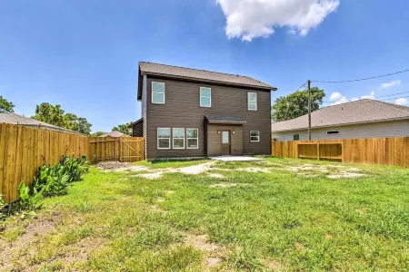 Family-Friendly Texas City Home ~ 15 Min to Kemah Boardwalk!