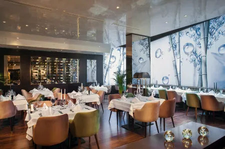 Saint Ten Boutique Hotel, Small Luxury Hotels Отели рядом с достопримечательностью «Republic Square»