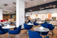 熱舒夫機場智選假日飯店 - 早餐