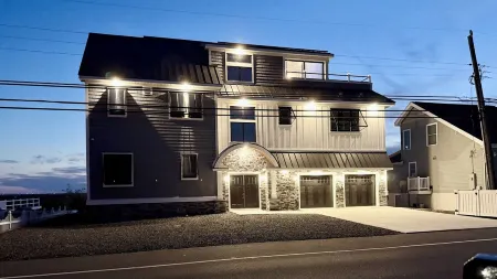 New 4,500 Sq.ft. 14 Guests, 5 Bed, 5 Bath, SkyDeck, Spa, Elevator, Docks, WiFi.