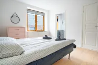 Modernized Bed & Bath Hotel a 