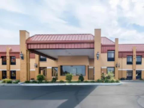 Quality Inn & Suites University Area Hotels in Muncie