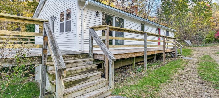 Dirt Road Digs - Quiet Home in Lakeville! Hotels in Holmes County