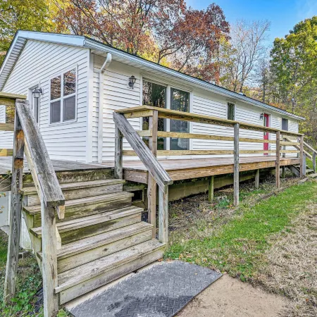 Dirt Road Digs - Quiet Home in Lakeville!