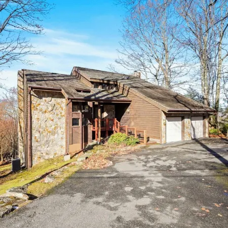 Black Bear 5BR Cabin - Hot Tub - Fire Pit - Game Room - Views! Beech Mountain