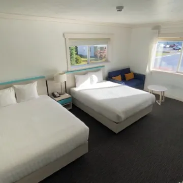 Revelstoke Lodge Hotels near Revelstoke Community & Aquatic Centre