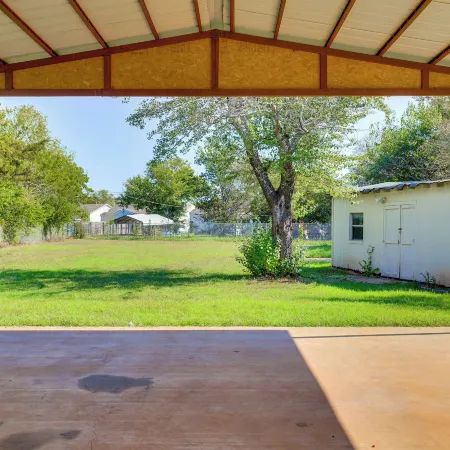 2 Mi to Fort Sill: Quiet Family Retreat w/ Yard