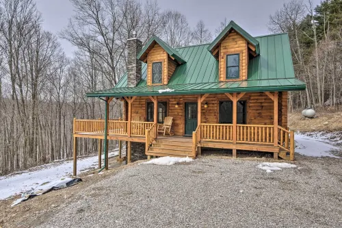 Family-Friendly Warsaw Cabin w/ Deck & Fireplace! - Wifi