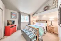 Bright Cloudcroft Condo w/ Game Room + Deck! -  Privatzimmer