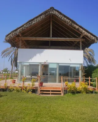 HOP Aloha Beachfront House With Direct Access Hotels in 
