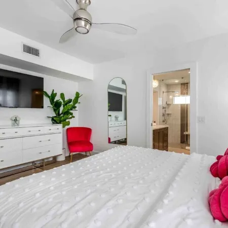Flamingo Retreat Steps to Downtown Pool Home