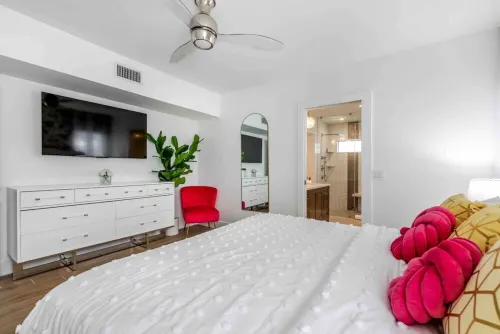 Flamingo Retreat Steps to Downtown Pool Home - พร้อมระเบียง