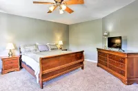 Walk to Downtown: Custer Retreat w/ Fire Pit!
