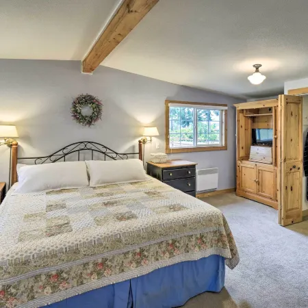 Wheelchair-Accessible Belfair Cabin w/ Patio!