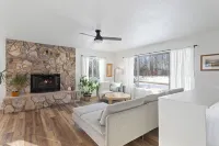 Serene Palmer Home Walk to Downtown and Riverfront! - parking