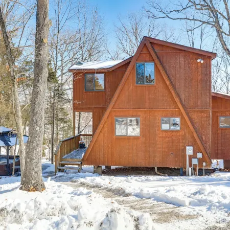 Hot Tub & Barrel Sauna: Lakefront Innsbrook Chalet