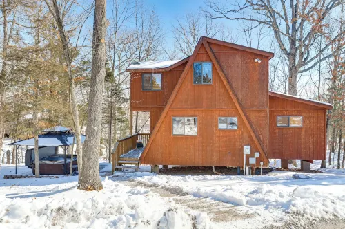 Hot Tub & Barrel Sauna: Lakefront Innsbrook Chalet - 3-Star