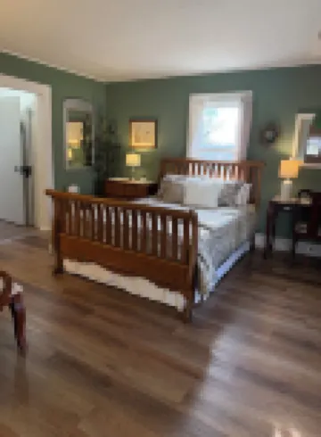 Viola’s Cottage -River Access- Peaceful, Scenic and Newly Renovated!