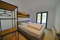 Chalet Near Durbuy with Forest & Hot Tub - parking