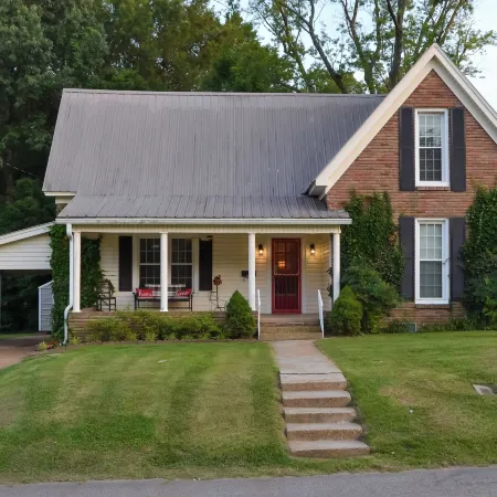 Patio Oasis! Charming 'ivy Cottage' in Tennessee