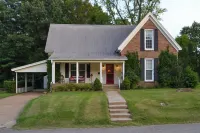 Patio Oasis! Charming 'ivy Cottage' in Tennessee - Homestays