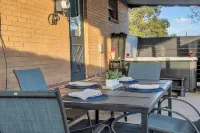 Cozy Den Retreat - Hot Tub - Game Room - BBQ - Fire Pit Min to Downtown Denver