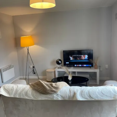 Cozy en-Suite Room in a 2Bedrm Aprt w FastWiFi, Free Parking فنادق في ولفرهامبتون