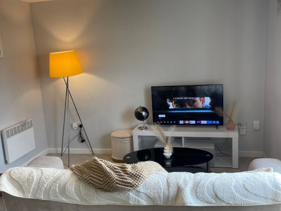 Deluxe En-suite Room w FastWiFi, Free Parking & Equipped Kitchen
