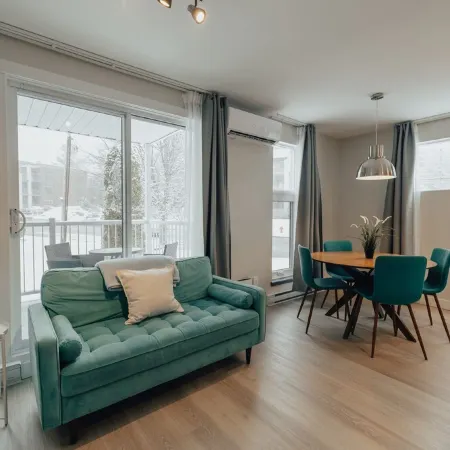 Luxurious condo in downtown Magog with wood fireplace and pool