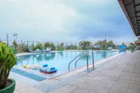 Ramada by Wyndham Neemrana - مسبح