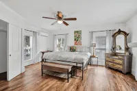 Walk to Downtown Near Beaches Cozy Historic Retreat