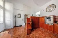 Budapest Classic Charm 2BR Cornertub SmartTV - Homestays