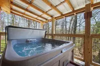 Romantic Red River Gorge Cabin w/ Hot Tub, Pond Views & Dog Friendly