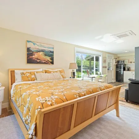 Hillside Haven: Tranquil NW Studio Near the River