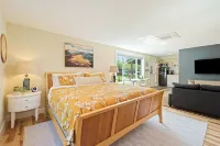 Hillside Haven: Tranquil NW Studio Near the River