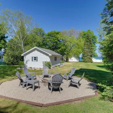 Cute Cottage Getaway; Walk to Lake and Town