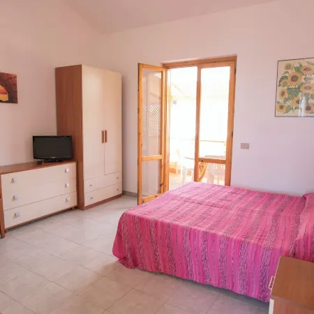 Case Vacanza Renella 3 Beds Balcony, Wifi, Self-Catering, 200mt from the Sea