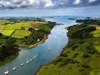 3BR Coastal Home With Garden & Terrace - Homestays