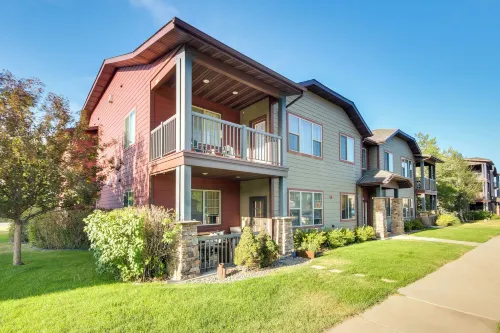 Cozy Livingston Condo w/ Balcony & Mtn View! - Parking