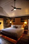 Designer 1880s Log Cabin - 2 Private King Suites - Walk to Mentone