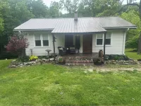 Whitley Woods Cottage, secluded on 80 acres, Chadwick MO - Homestays