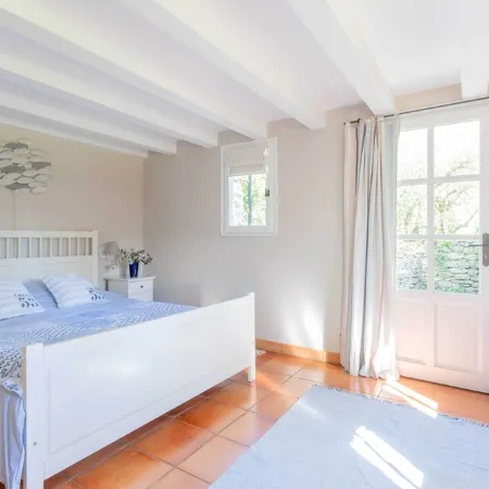 Pretty stone mazet for 2 people surrounded by a 2 hectare park
