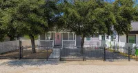 6 Bedrooms l 1 mi to Alamo + Riverwalk l Private Pool l Family + Pet Friendly - مسبح خاص