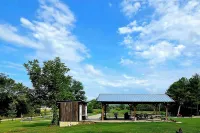 Norfork Studio Escape Walk to White River! - Homestays
